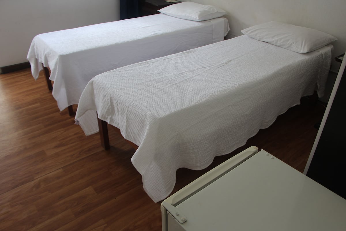 Standaard Twin kamer | Een minibar, een strijkplank/strijkijzer, gratis wifi, beddengoed