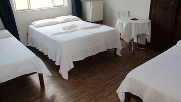 Standard-Vierbettzimmer | Minibar, Bügeleisen/Bügelbrett, kostenloses WLAN, Bettwäsche