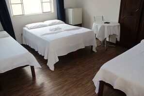 標準四人房 | 迷你吧、熨斗/熨衫板、免費 Wi-Fi、床單