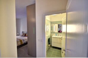 Room | Bathroom - Valletta Central Apartment (Valletta)