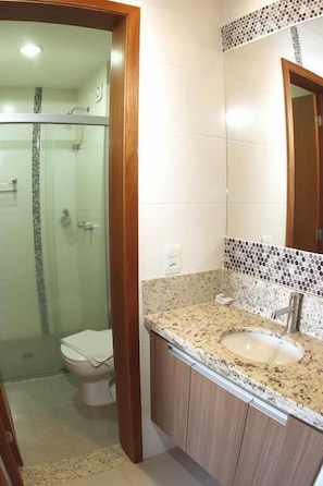 Shower, towels - Marina Flat & Náutica Apartamento - Férias em Caldas Novas (Caldas Novas)