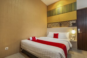 Desk, blackout curtains - Reddoorz Near Exit Toll Kota Satelit 2 (Surabaya)