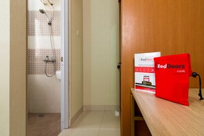 Double Room | Bathroom | Shower, free toiletries, towels
