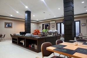 Buffet - RedDoorz Premium near Bandung Indah Plaza (Bandung)