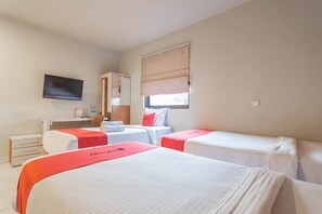 Family Room | Desk, blackout drapes, free WiFi - RedDoorz Plus near Asia Afrika 3 (Bandung)