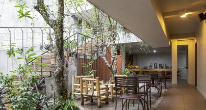 RedDoorz Plus near Asia Afrika 3