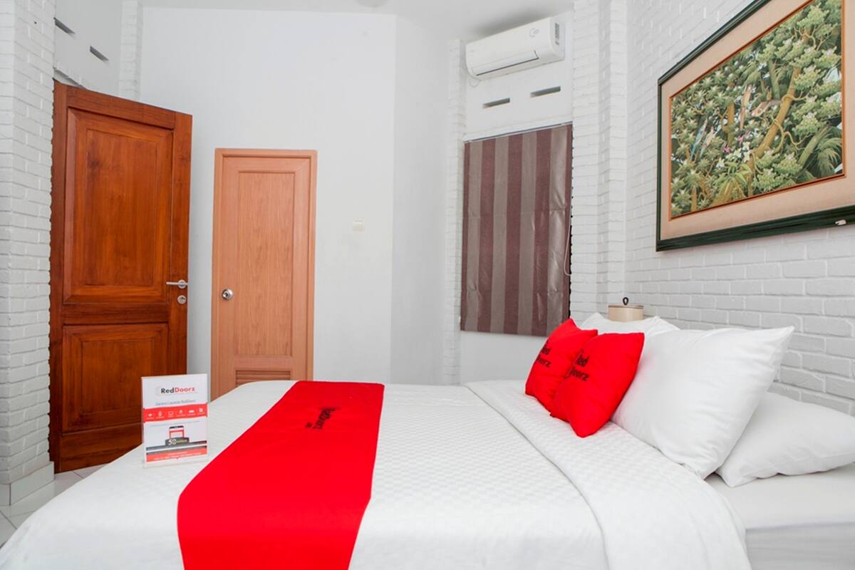 Escrivaninha, cortinas blackout, Wi-Fi