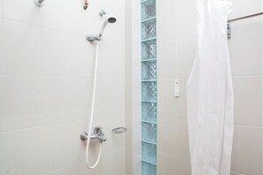 Shower, free toiletries