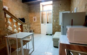 Comfort Townhome, 1 Double Bed | Living room | Flat-screen TV