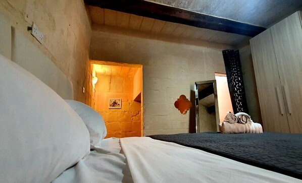 Comfort Townhome, 1 Double Bed | 1 bedroom, iron/ironing board, rollaway beds, free WiFi