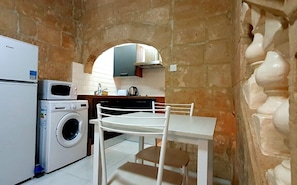 Comfort Townhome, 1 Double Bed | In-room dining