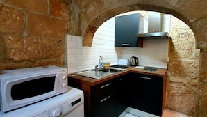 Comfort Townhome, 1 Double Bed | Private kitchen - Valletta Lucia Townhouse (Valletta)