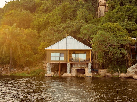Super Luxury FamilyTent with Private Pool | Premium bedding, in-room safe, individually decorated. Wag Hill Lodge