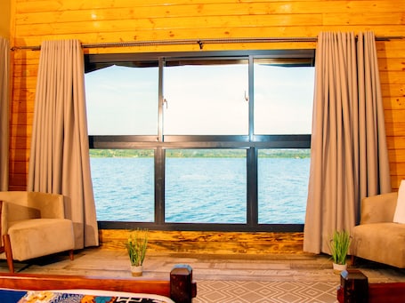 Super Luxury FamilyTent with Private Pool | Premium bedding, in-room safe, individually decorated. Wag Hill Lodge