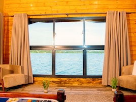 Ropa de cama de alta calidad y caja de seguridad en la habitaciĂłn