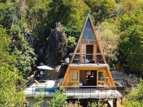 Super Luxury Family Cottage with Private | Premium bedding, in-room safe, individually decorated. Wag Hill Lodge