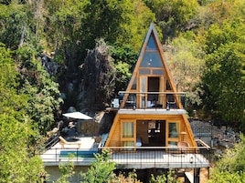 Ropa de cama de alta calidad y caja de seguridad en la habitaciĂłn