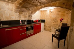 Valletta Old Mint 1 Bedroom Apartment | Eigene Küche | Großer Kühlschrank, Mikrowelle, Herdplatte