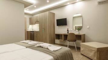 Superior Double Room | Desk, soundproofing, iron/ironing board, free cribs/infant beds
