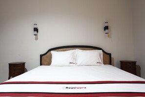 Desk, blackout curtains, WiFi - RedDoorz Plus near Adisucipto Airport 2 (Depok)