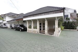 Property entrance - RedDoorz Plus near Adisucipto Airport 2 (Depok)