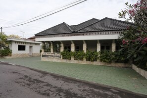 Exterior detail - RedDoorz Plus near Adisucipto Airport 2 (Depok)