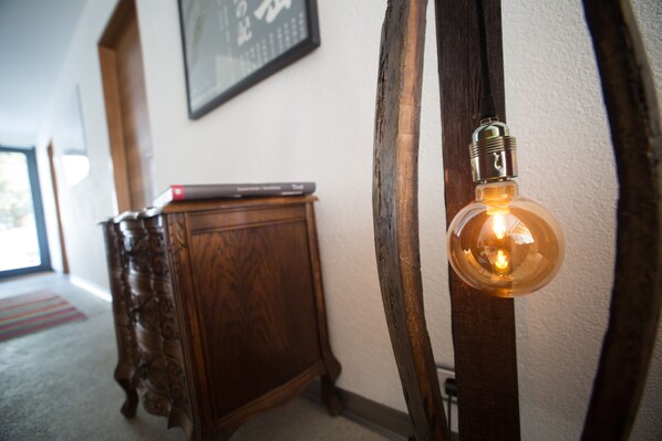A wooden cabinet with a record player and a hanging light fixture. - Piltriquitron Hotel & Lodge (Sankt Anton am Arlberg)