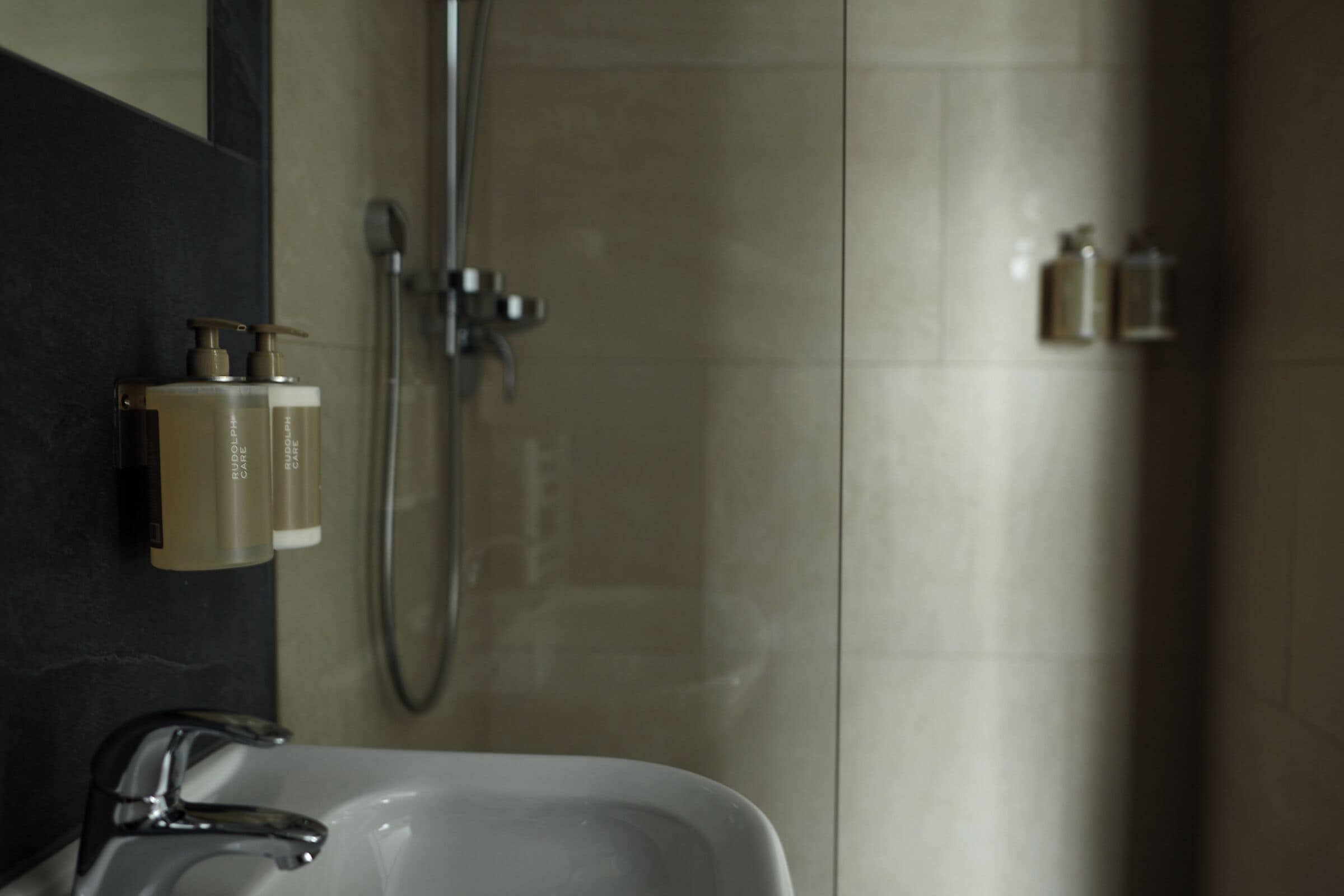 Dusche, Hydromassagedusche, kostenlose Toilettenartikel, Haartrockner