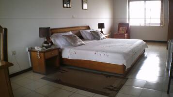 1 quarto, frigobar, cofres nos quartos, escrivaninha