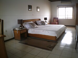 Minibar, caja de seguridad en la habitación y escritorio 