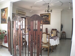 ランチ、ディナーに営業 (郷土料理と各国料理)