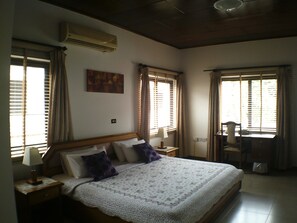 Executive Suite | Minibar, in-room safe, desk, iron/ironing board