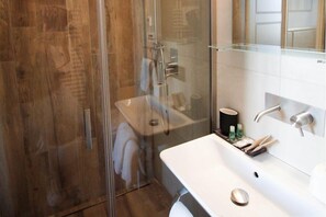 Suite – junior | Bad | Dusj, regndusjhode, toalettartikler (inkludert) og hårføner