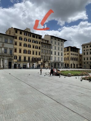 A spacious public square with historic buildings, a fountain, and a clear sky. - B&B Dimore le Leopoldine (Florence)