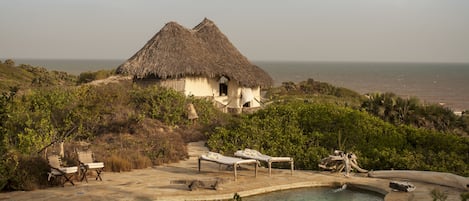 Hồ bơi ngoài trời