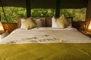 Quarto casal ou duplo, vista para a colina (Tented Accommodation) | Escrivaninha, berços grátis, roupa de cama