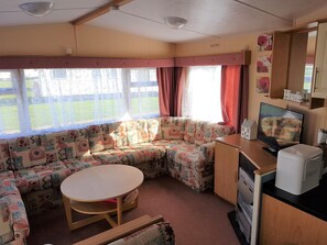 Deluxe Mobile Home, 3 Bedrooms | Living area