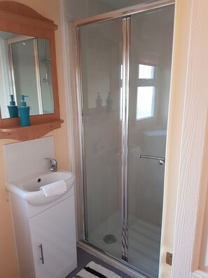 Deluxe Mobile Home, 3 Bedrooms | Bathroom