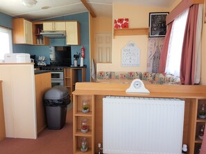 Deluxe Mobile Home, 3 Bedrooms | Private kitchen