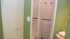 Appartement, 1 chambre | Salle de bain | Douche, douche à « effet pluie », serviettes fournies, savon