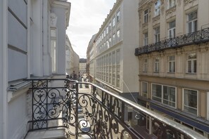 Apartment, 3 Bedrooms, Balcony ( T3 ) | 1 bedroom, individually decorated, individually furnished, desk