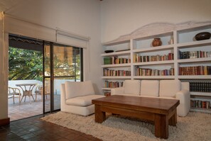 SUITE CON JACUZZI AMATE | Sala de estar | Televisión de 50 pulgadas con canales por cable y reproductor de DVD