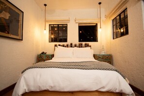 HABITACION ESTANDART | Ropa de cama de alta calidad y cortinas blackout