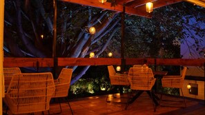 Déjeuner et dîner servis sur place, spécialités Cuisine française