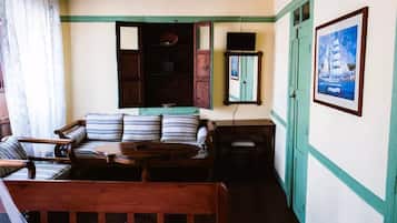 Departamento, 2 habitaciones | Sala de estar | Televisión de pantalla plana