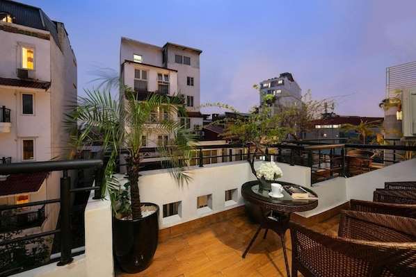 Outdoor dining - Hanoi Topaz (Hanoi)