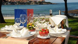 Açık havada yemek servisi