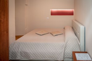 이코노미 더블룸, 침실 1개, 전용 욕실, 타워 | 이탈리아 프레떼 시트, 고급 침구, 메모리폼 침대, 미니바