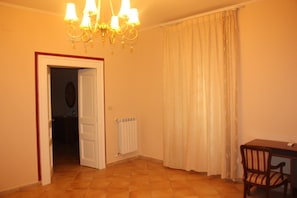 Deluxe Suite, Hill View | Living area