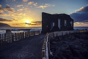 Fachada de la propiedad por la tarde o noche